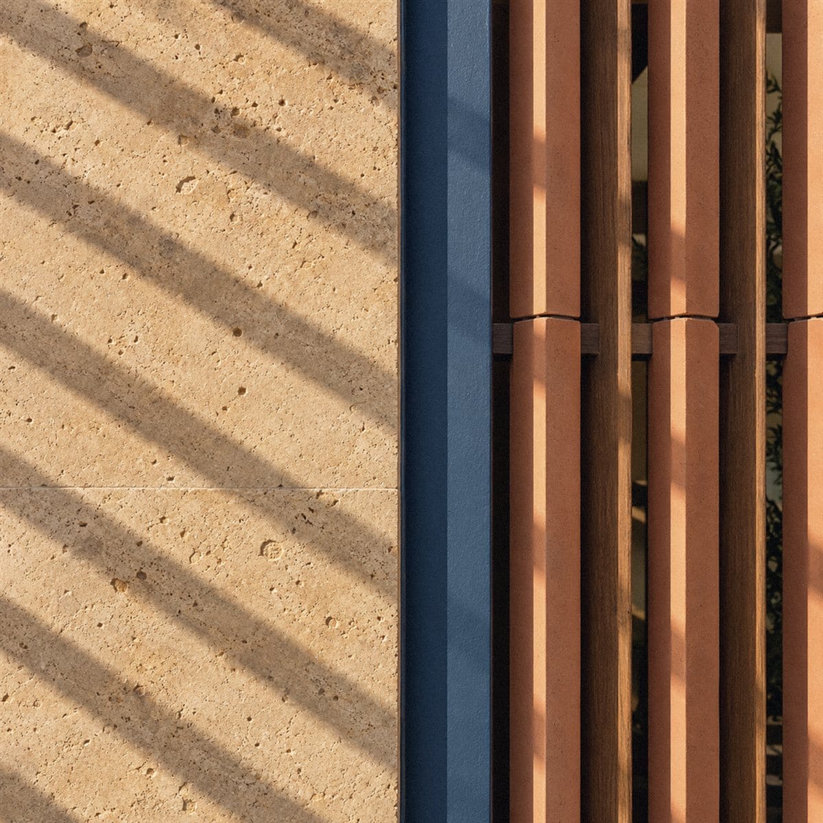 Detalle de materiales: cantera, acero pintado en añil y celosía de barro